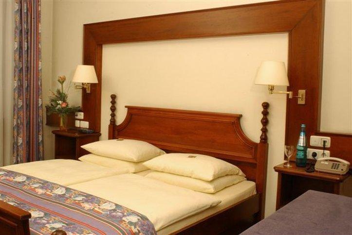 Hotel Koenig Ludwig II Garching bei Muenchen Room photo